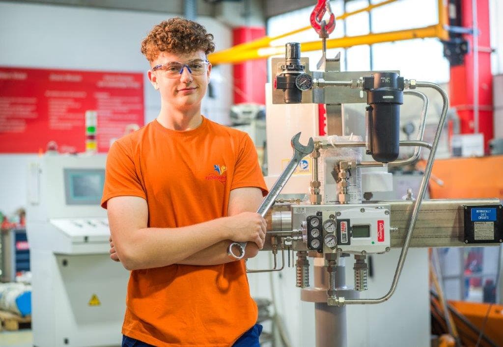 Lehrling an einer Ventilprüfeinheit