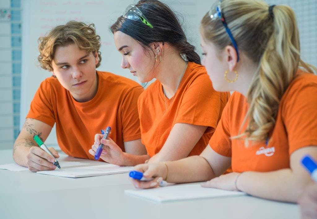 Drei Lehrlinge beim Lernen im Schulungsraum