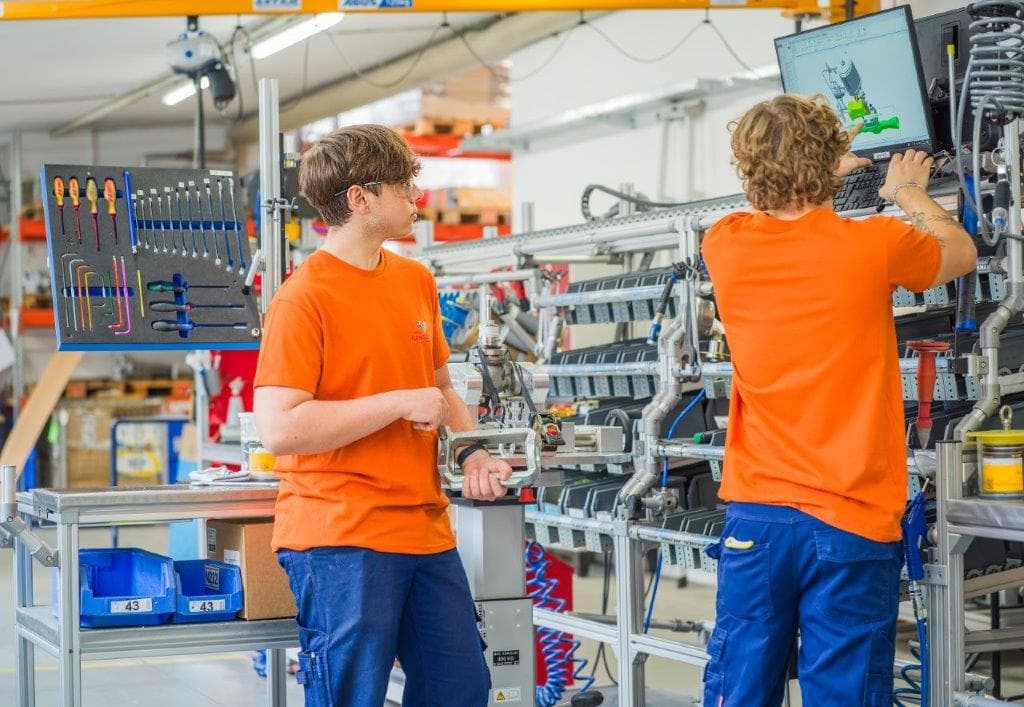 Zwei Lehrlinge im Materiallager
