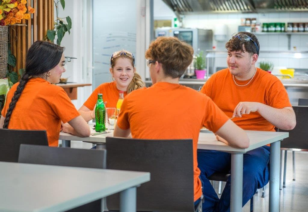 Lehrlinge in der Kantine beim Mittagessen