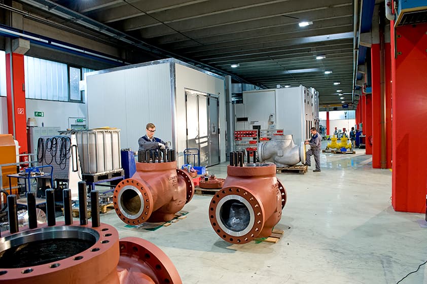 Fertige Regelventile in der Produktionshalle